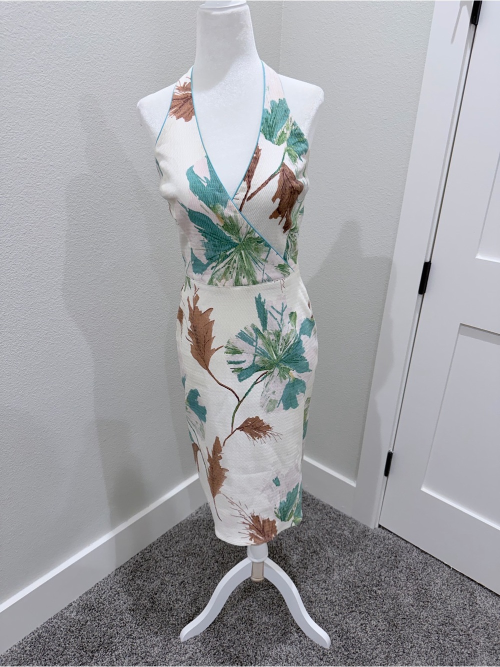 Sleeveless V-Neck Cream Floral Midi Dress